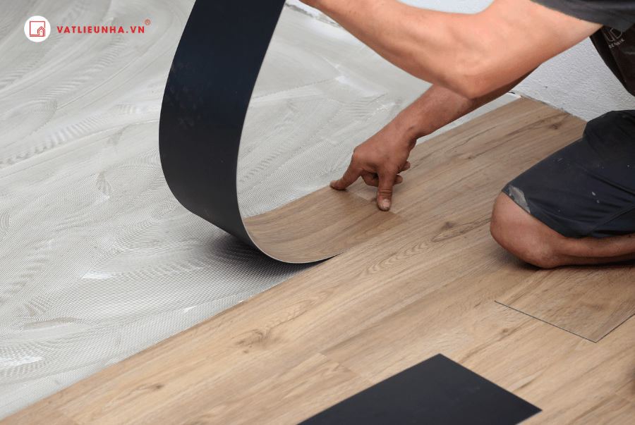 sàn nhựa giả gỗ dán keo, miếng dán sàn giả gỗ, sàn nhựa keo dán sẵn