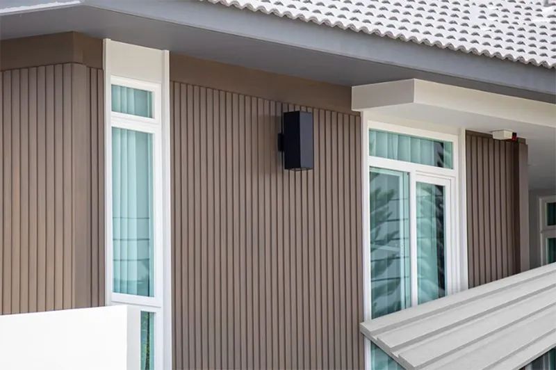 Báo giá chi phí thi công tấm xi măng giả gỗ ốp tường​ trần mới nhất 2026