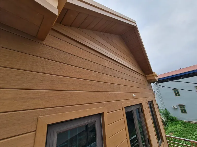 Báo giá chi phí thi công tấm xi măng giả gỗ ốp tường​ trần mới nhất 2026