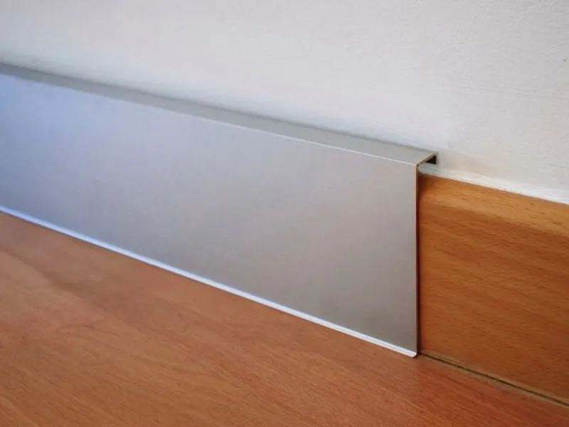 Len chân tường inox