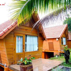 Các dãy nhà lưu trú tại Khu du lịch KOTAM sử dụng hệ mái ngói Bitum và tường vách là thanh xi măng giả gỗ Smartwood tại BMT
