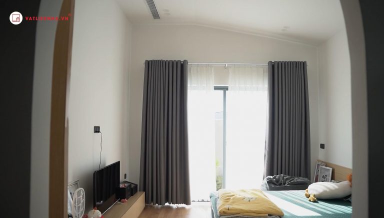 Phòng ngủ đơn giản với khung cửa hướng ra sân vườn