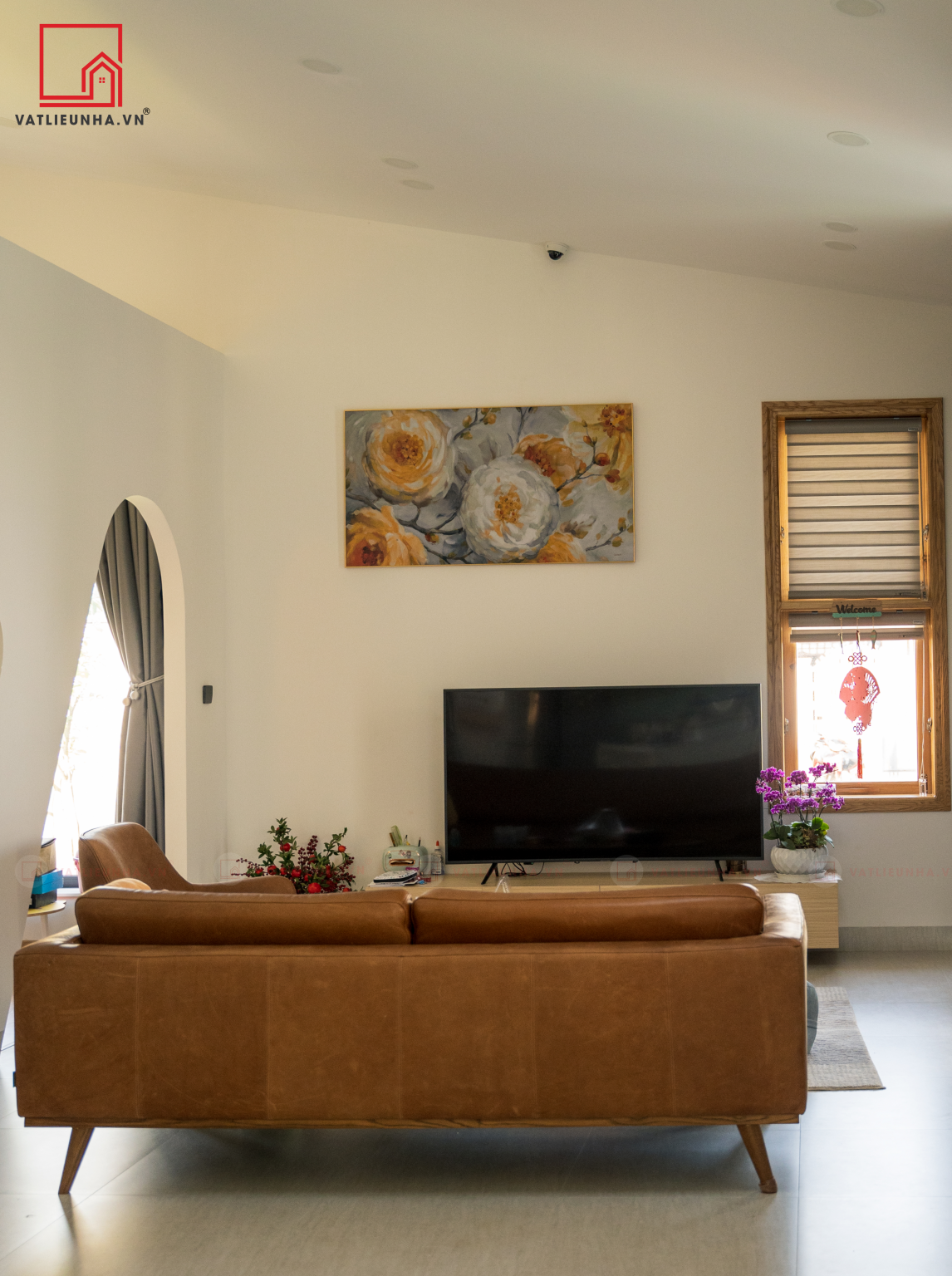 Phòng khách ấm cúng với sofa và tranh treo tường