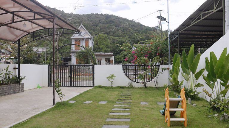 Sân cỏ rộng trước Thỏ's House cho cả gia đình vui chơi