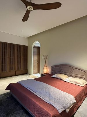 Vinh Home Nhà cấp 4 ngói đỏ yên bình với hàng hiên và vườn rau, nơi gia chủ tìm về sự an yên, tĩnh lặng giữa phố thị.