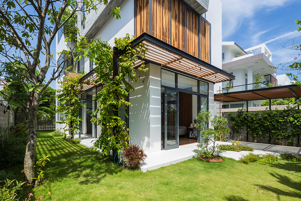 Ngôi nhà có mật độ xây dựng thấp, đảm bảo không gian thiên nhiên bao trọn