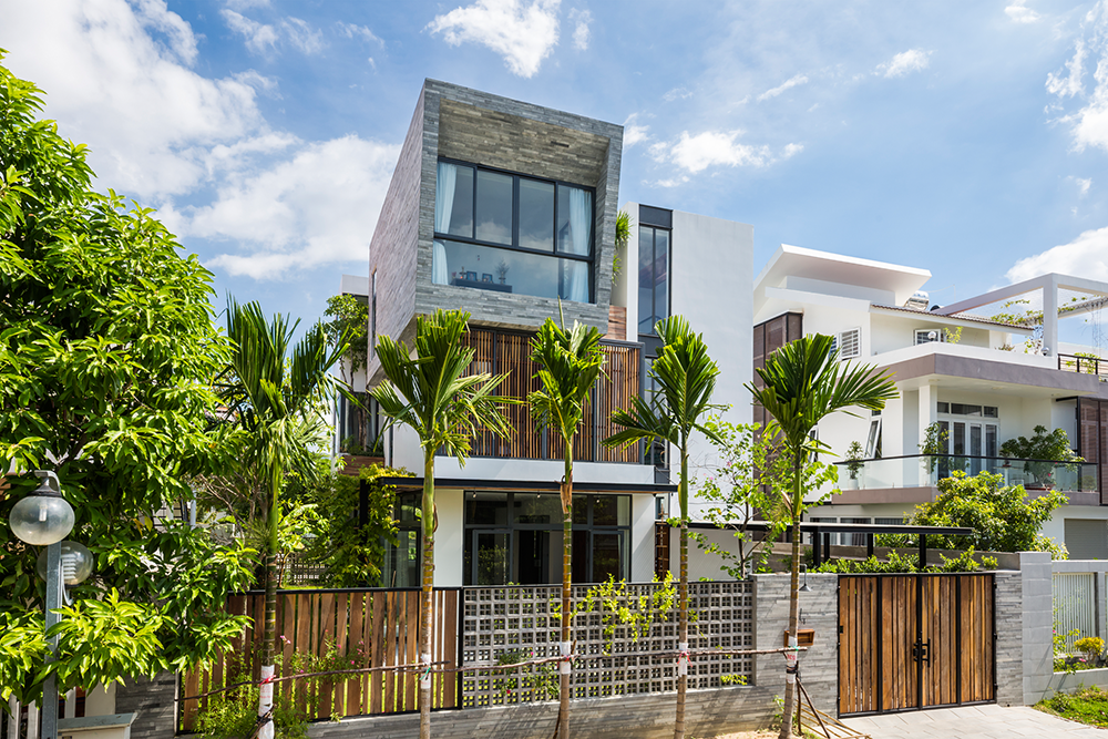 Nha Trang House với nhiều cây xanh xung quanh nhà tạo không gian sống gần gũi thiên nhiên
