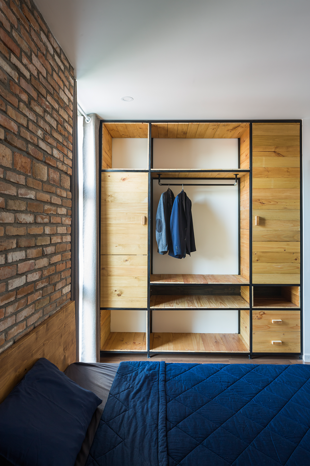 Phòng ngủ dành cho bé trai với thiết kế đơn giản nhưng thể hiện đúng phong cách và tính cách của bé