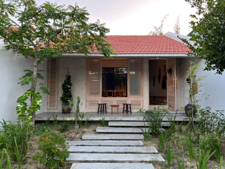 Ngôi nhà với thiết kế mái ngói đỏ theo phong cách nhà Việt Nam truyền thống