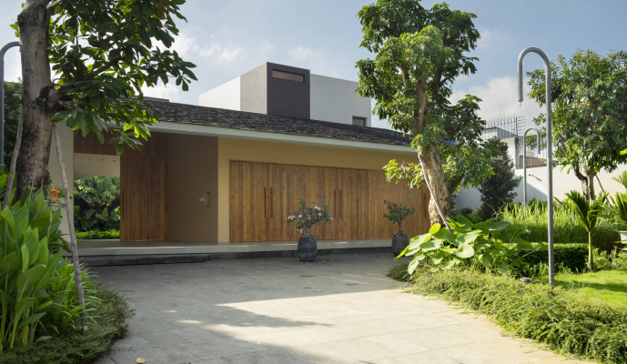 Ngôi nhà được bao quanh bởi không gian vườn màu xanh và thấp hơn những ngôi nhà xung quanh