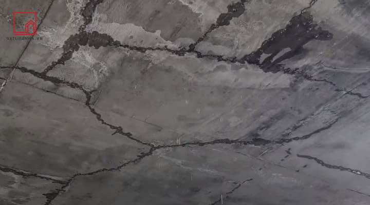 Nguyên nhân khiến cho sàn bê tông bị thấm nước là gì?