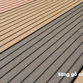Sàn gỗ tự nhiên có khả năng chống nước kém, dễ bị cong vênh, co ngót khi tiếp xúc với nước
