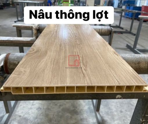 Sàn nhựa chịu lực gỗ thông lợt cốt nâu