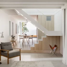 cầu thang nên xây bên trái hay bên phải nhà