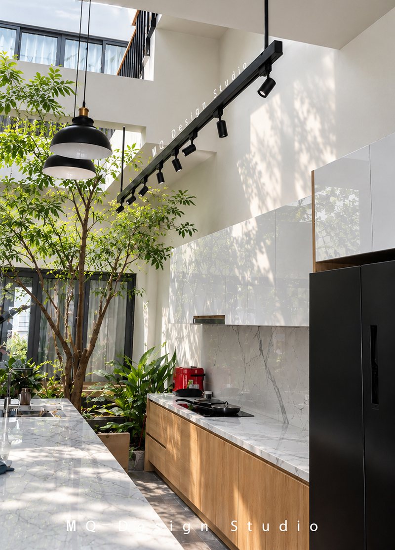 MT House – Nhà phố tối giản với giếng trời và vườn xanh – hình 2
