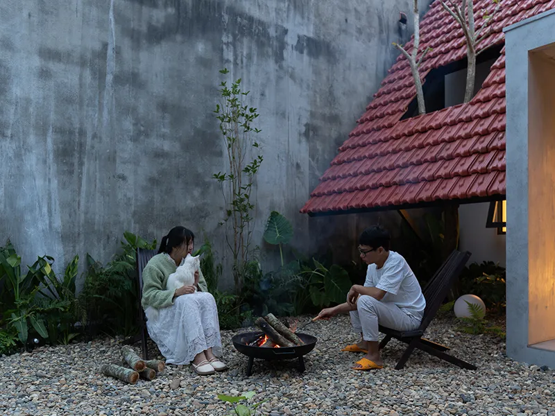 Không gian đệm kết nối nhà Nam Đà với nhà bố mẹ trong khuôn viên gia đình nhiều thế hệ.